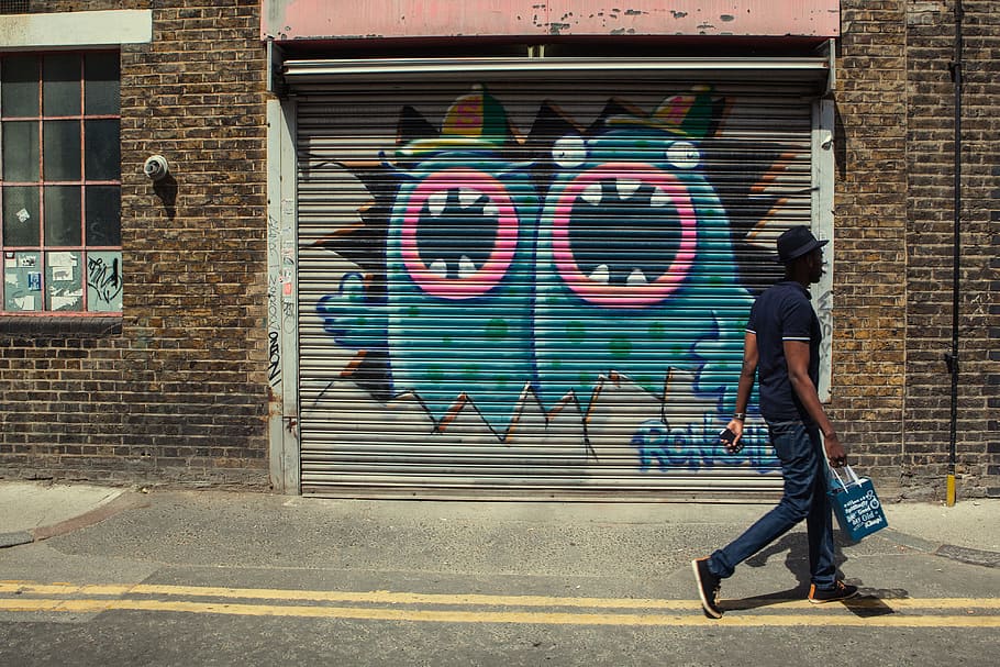 Street photo of a London man with a shopping bag. East London street art can be seen in the background, HD wallpaper