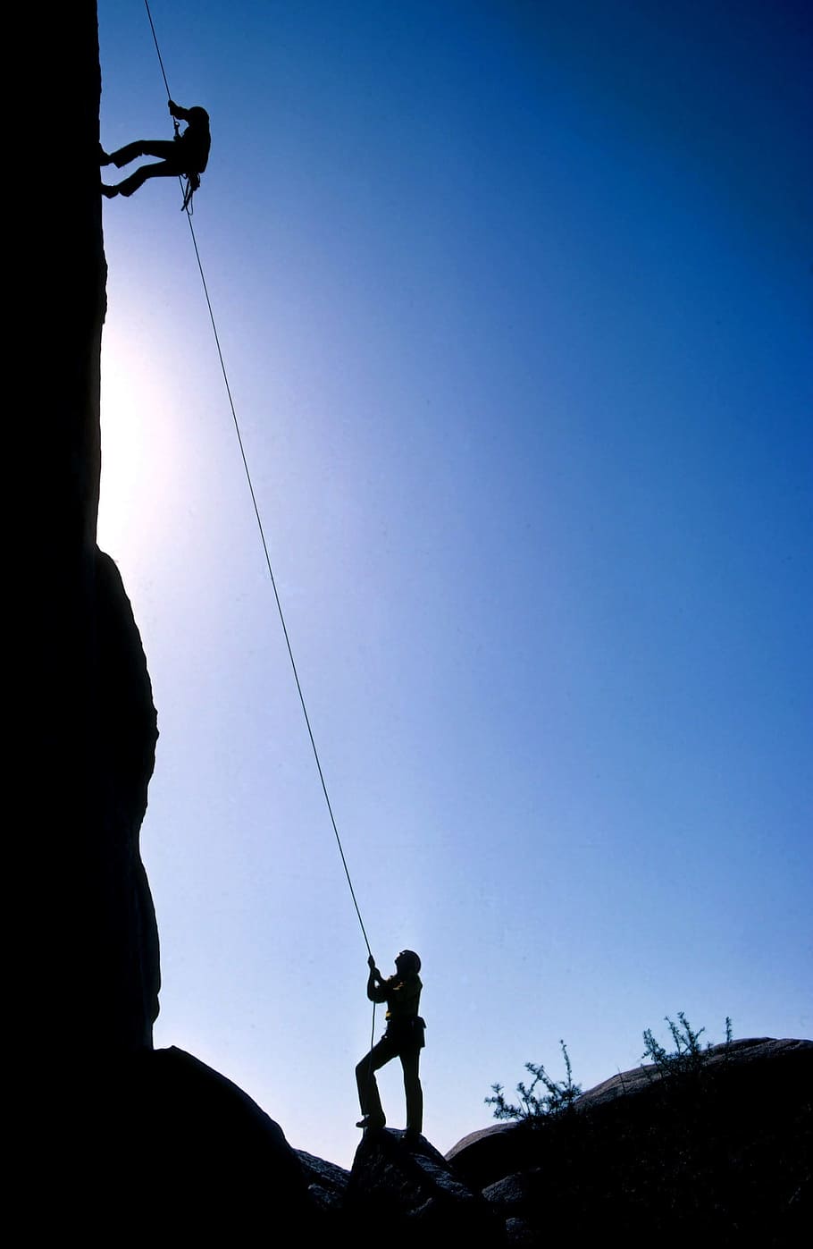 man climbing using rope near man on the ground looking up, rock climbers HD wallpaper