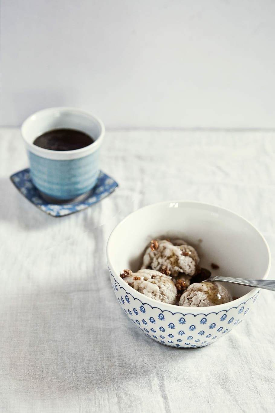 two white ceramic cups on bed mattress, dessert, food, breakfast HD wallpaper