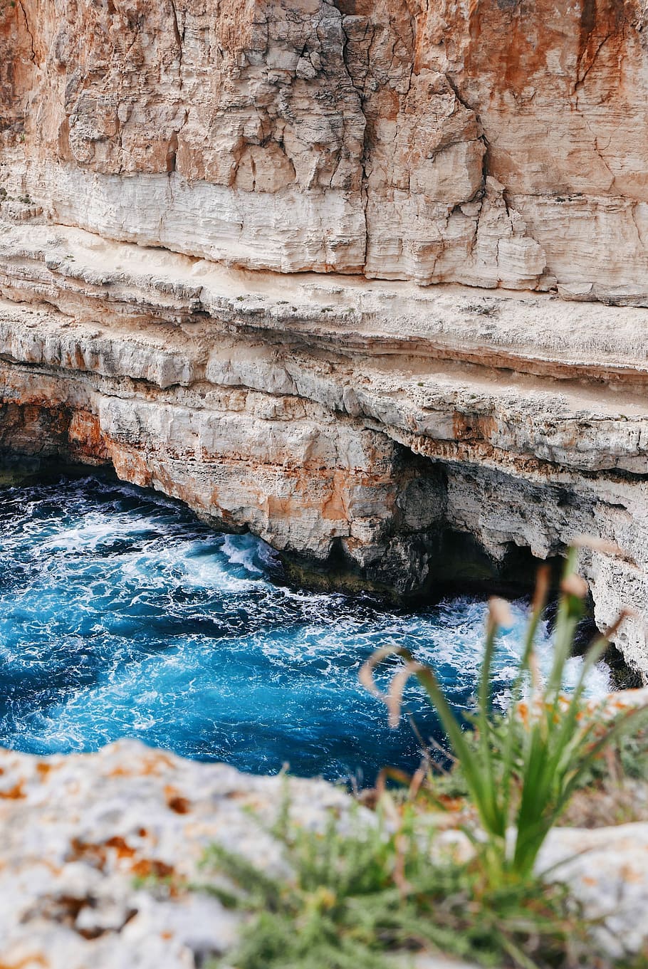 body of water near mountain cliff, body of water splashing on rock cliff, HD wallpaper
