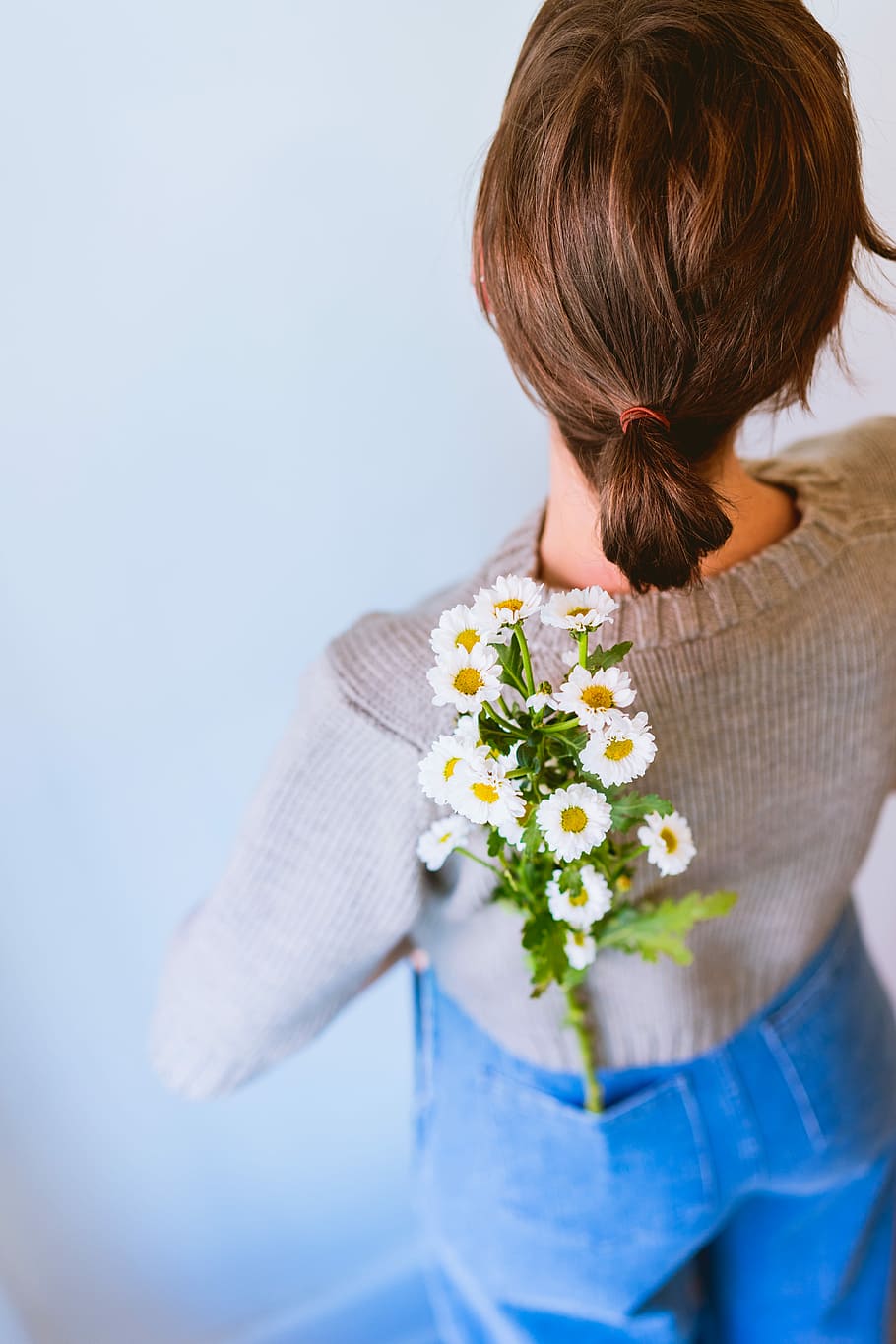 white daisy flowers on woman's pants pocket, woman with white flowers on her pocket HD wallpaper