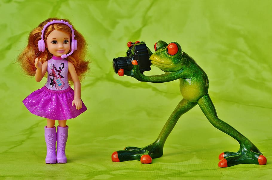 frog holding camera beside girl doll, photographer, barbie, star, HD wallpaper