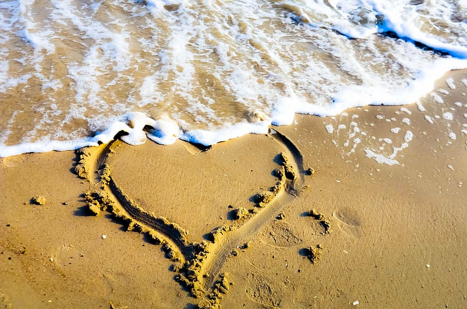 heart drawing on beach sand, surf, waves, romantic, expression HD wallpaper