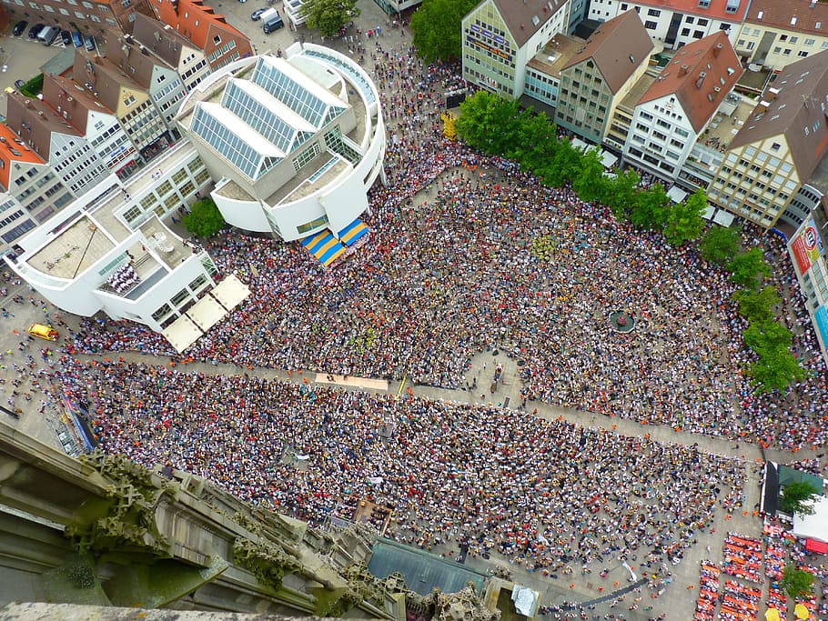 crown of people standing beside white high-rise building, Crowd HD wallpaper