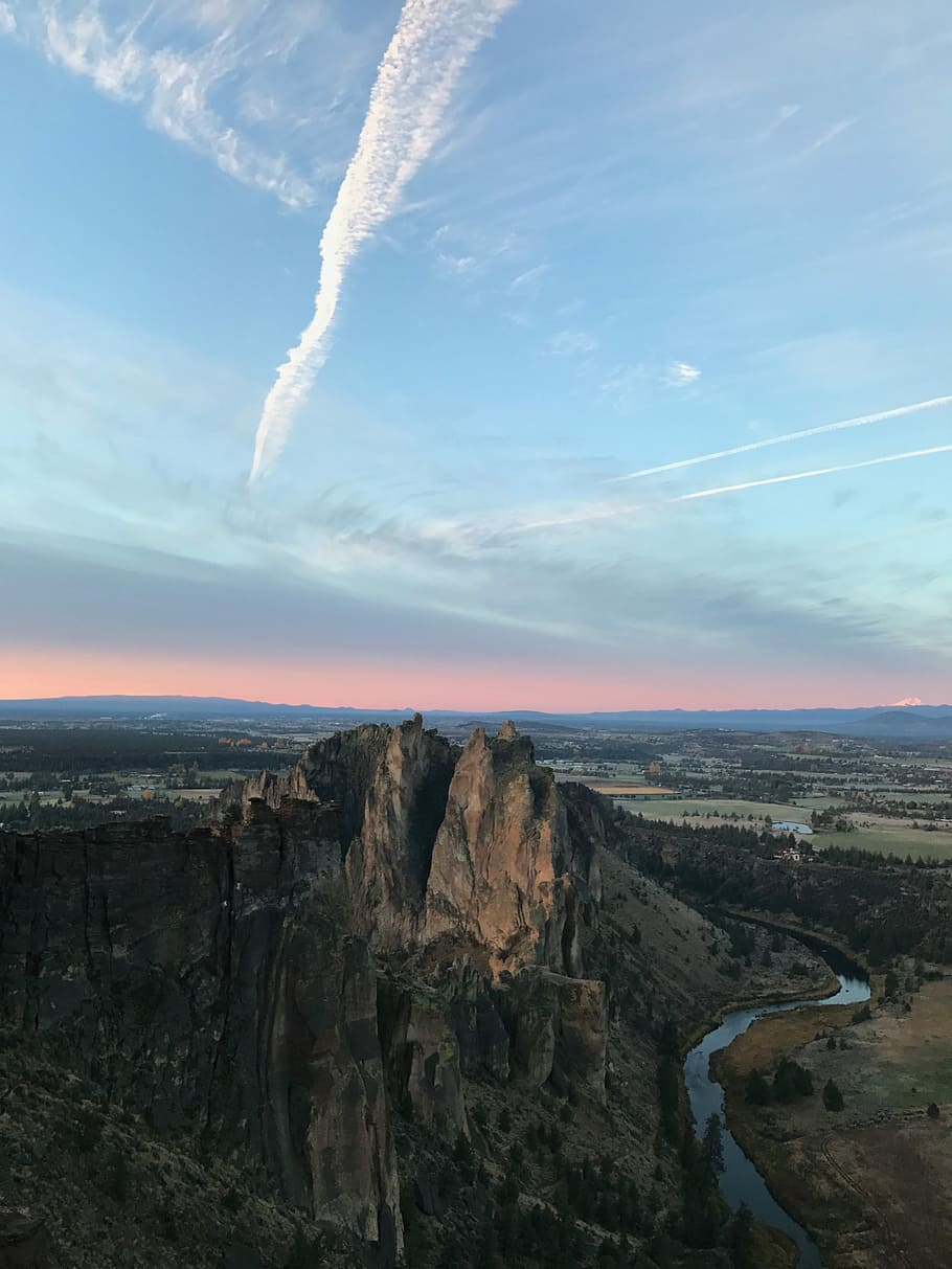 Sunrise at Smith Rock, bird's-eye view photography of mountain HD wallpaper
