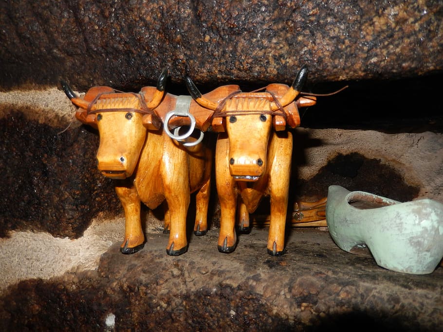 Cows, Statuettes, Wood, no people, outdoors, day, close-up HD wallpaper