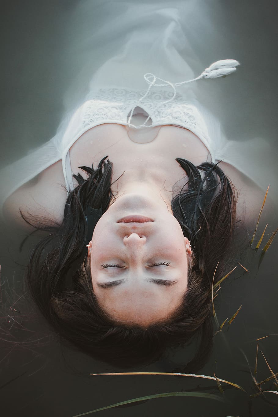 woman lying on bathtub, woman floating on body of water, female, HD wallpaper