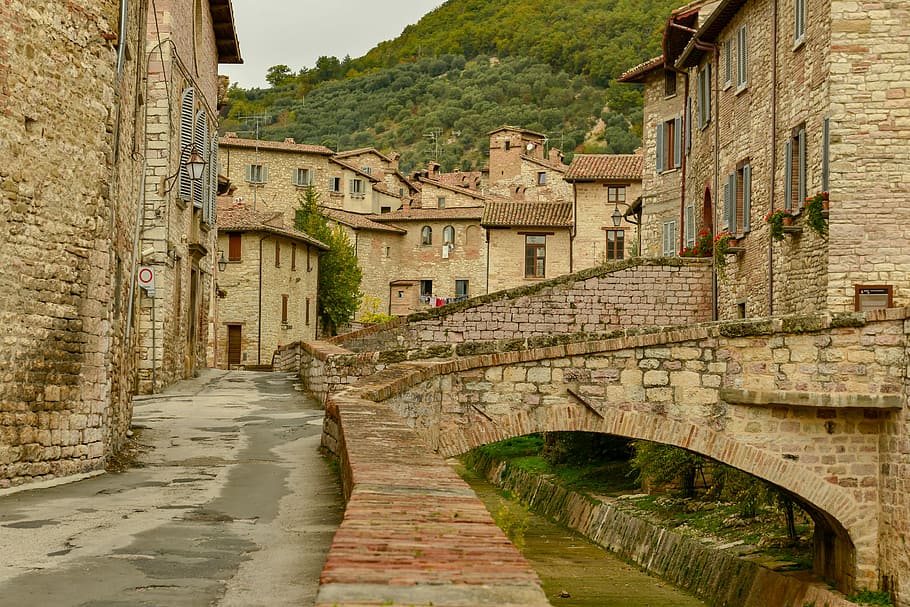 concrete houses under foot of the mountain, umbria, gubbio, italy, HD wallpaper