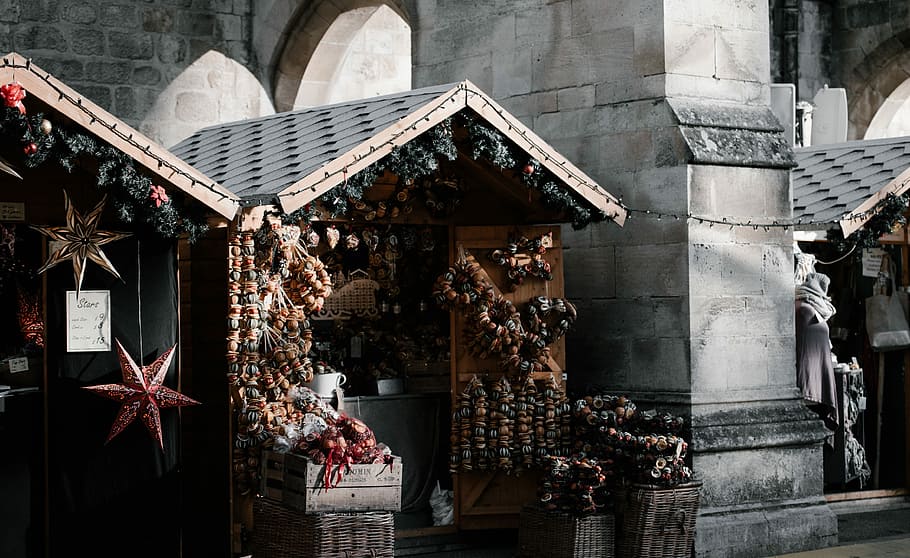 Winchester Christmas Market photo, brown wooden store with flowers HD wallpaper