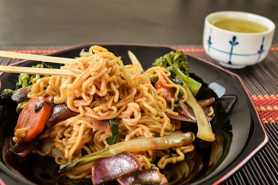 cooked noodles with broccoli and carrots, yakisoba, food, dinner, HD wallpaper