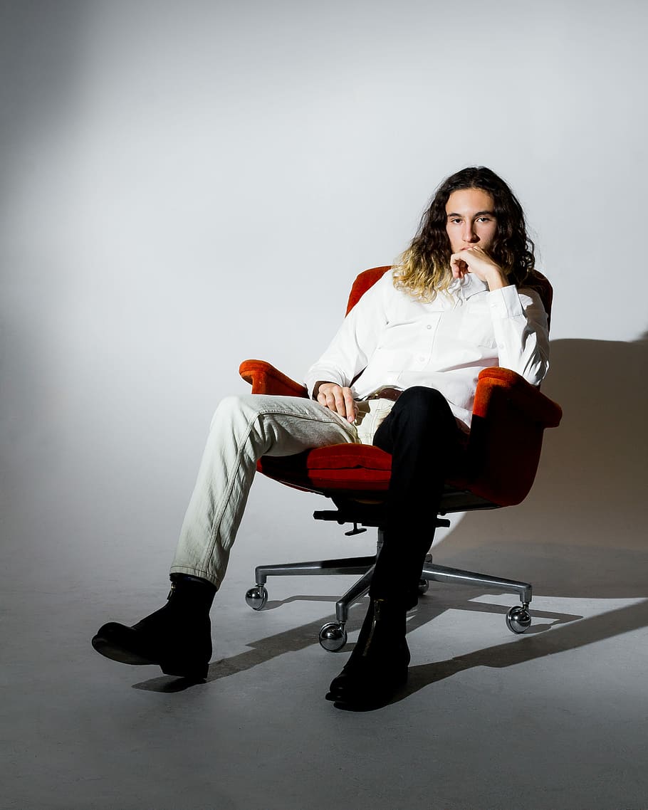 man sitting on rolling chair inside well-lit romo, man sitting on rolling chair inside room HD wallpaper