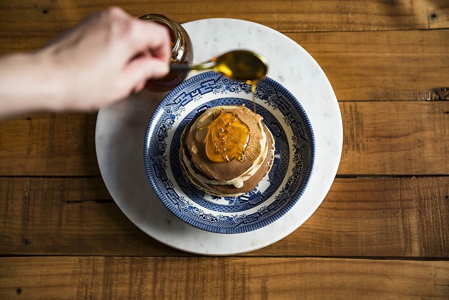 cupcake on round blue and white plate, muffin on saucer beside jar place on plate HD wallpaper
