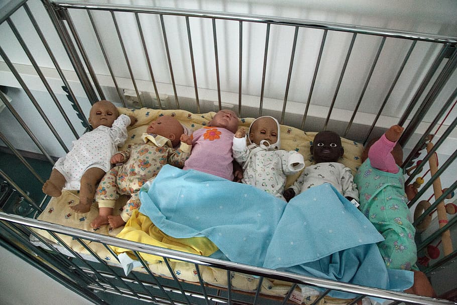 dolls, bed, teaching, class, lecture, interior, hospital, baby dolls HD wallpaper