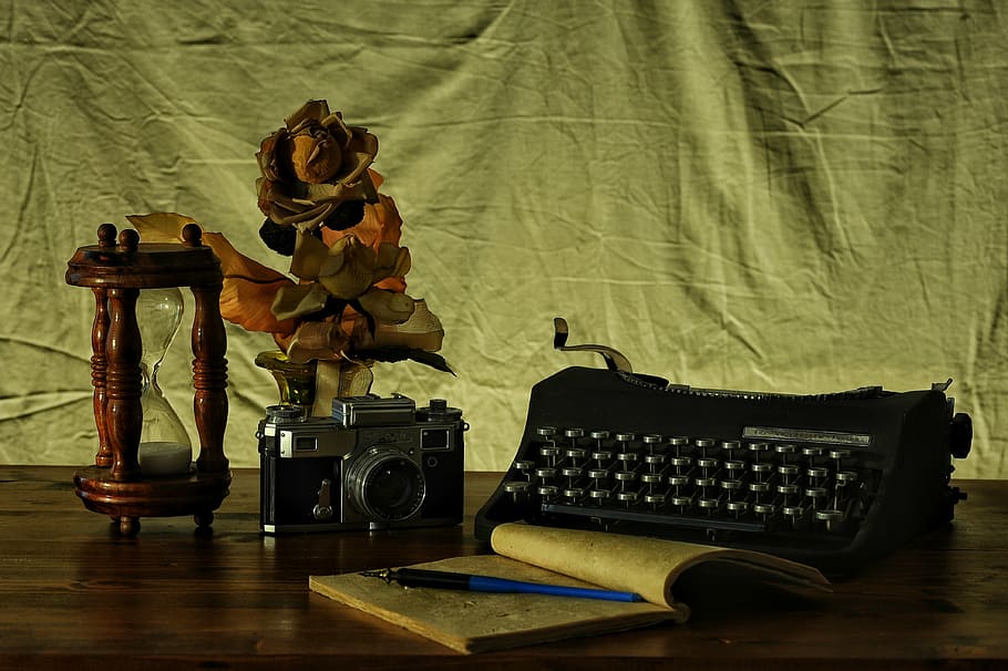 SLR camera and typwriter with notebook on table, machine, photographic HD wallpaper