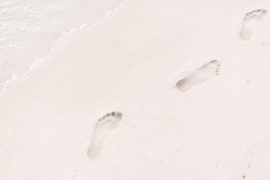 footprint on white sand beach during daytime, footprints, shore HD wallpaper