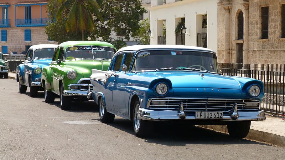 two blue and one green parked vintage cars, Cuba, Havana, Oldtimer
