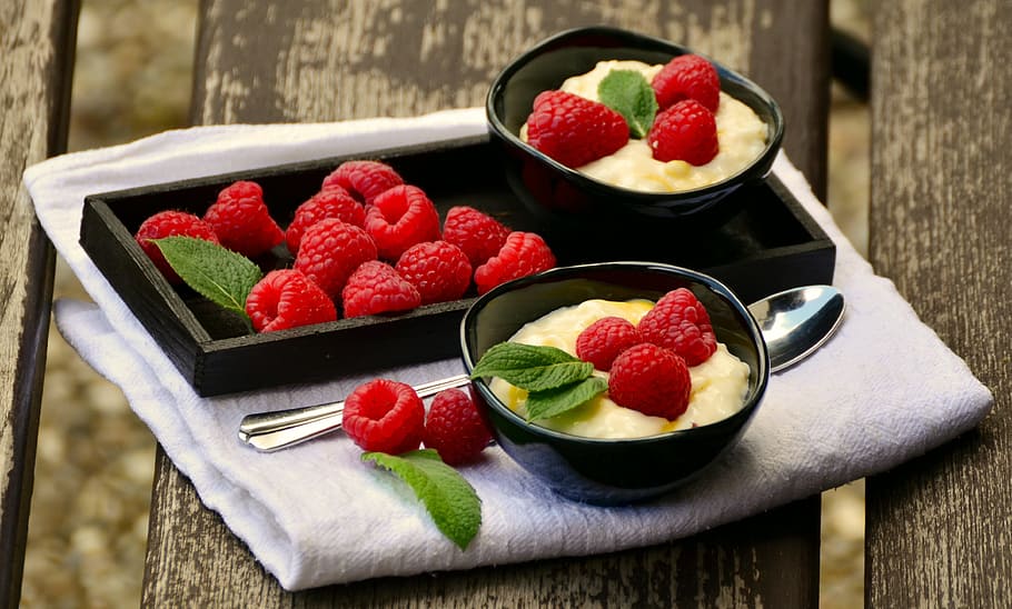 raspberries on black ceramic bowls, gray, towel, frisch, fruits, HD wallpaper