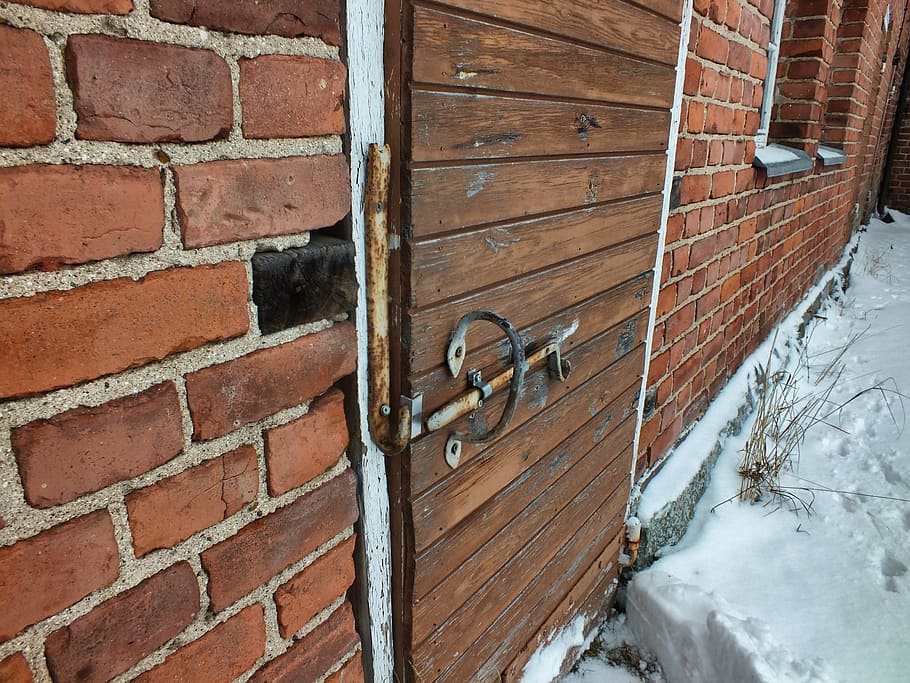 old door, barn, lock, brick walls, doorway, home, metal, building HD wallpaper