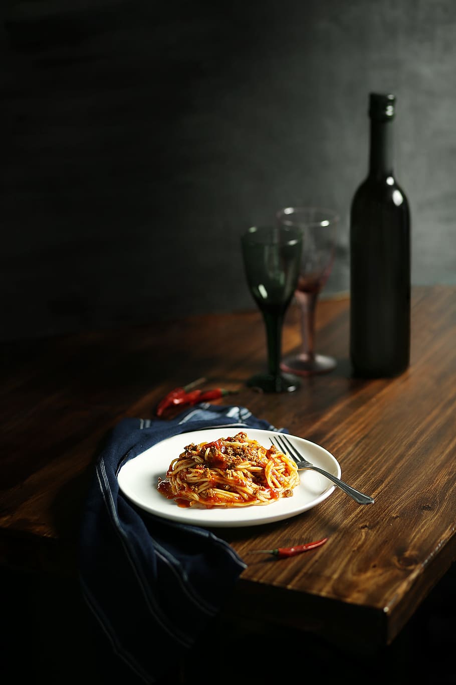 round white ceramic plate on brown wooden table, pasta, lunch HD wallpaper