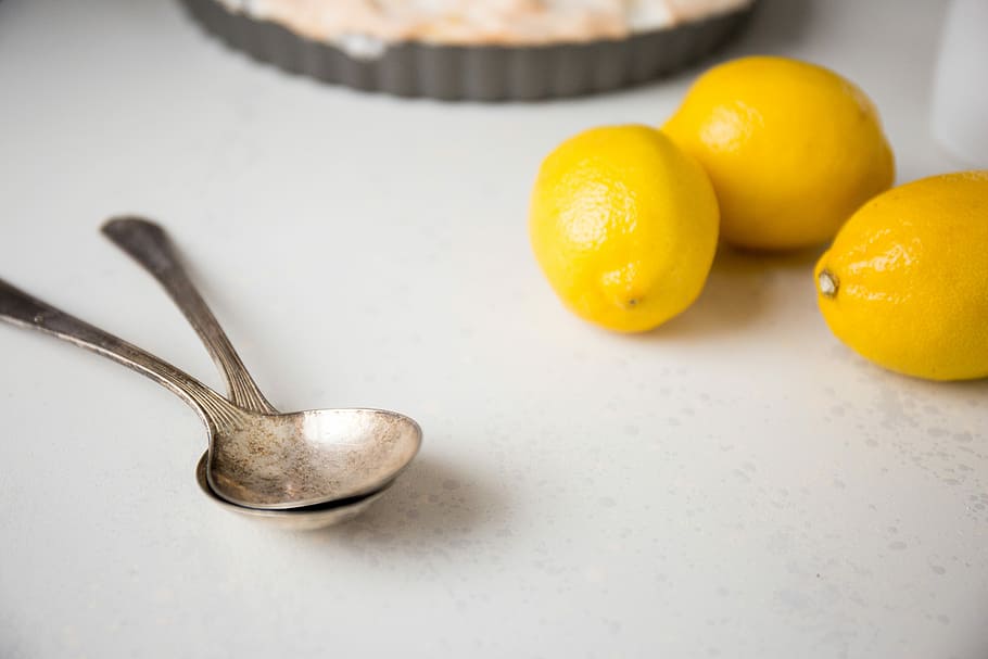 gold spoon near lemon, two stainless steel spoon beside lemons on top of table HD wallpaper