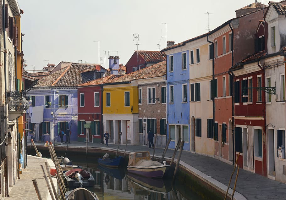 Sunrise in Burano, two boats parked beside buildings, architecture HD wallpaper
