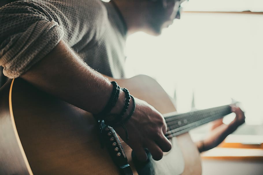 man playing guitar inside room, person playing guitar, player, HD wallpaper