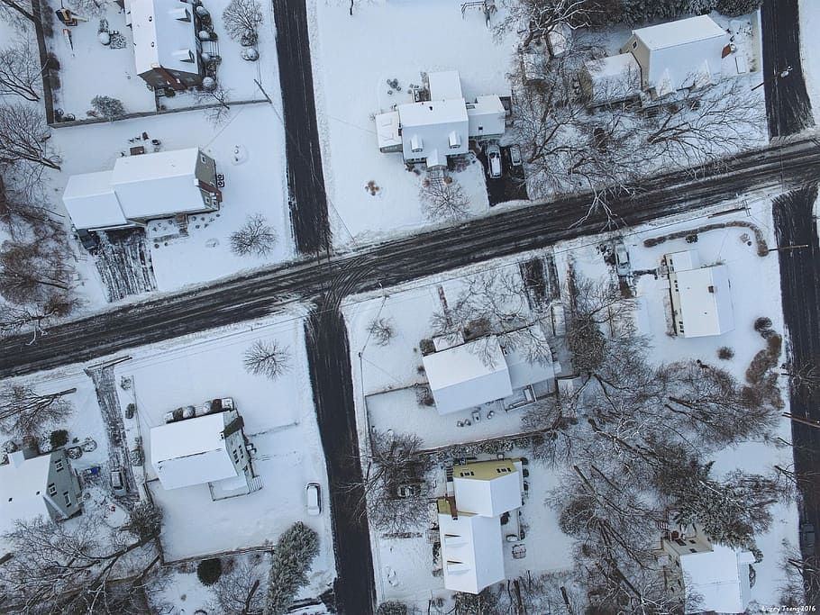top view photography of house covered with snow, aerial photography of house in front of pathway HD wallpaper