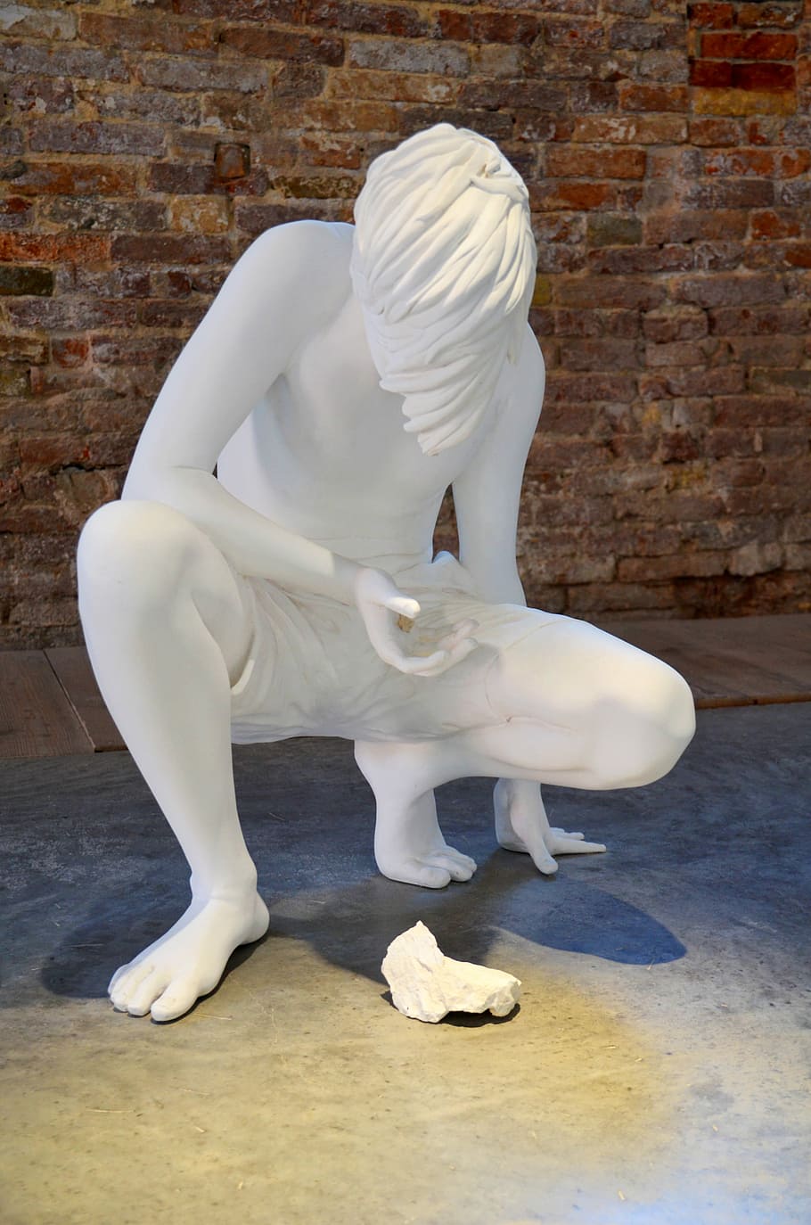 Sculpture, Boy, Knee, Stone, White, art installation, biennale HD wallpaper
