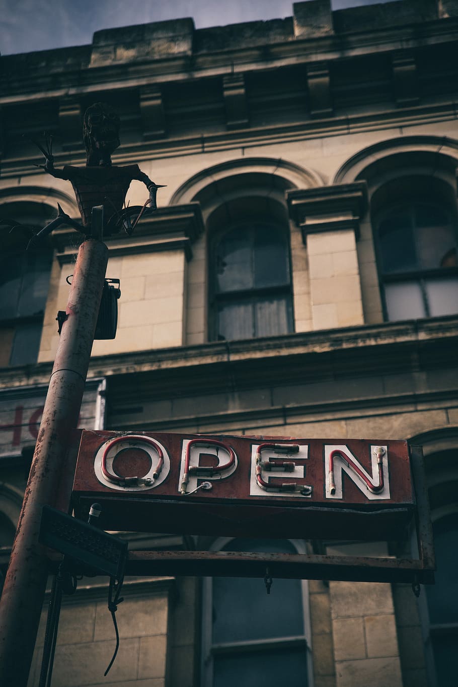 red and white Open signage beside building, worm's eye photo of open street signage HD wallpaper