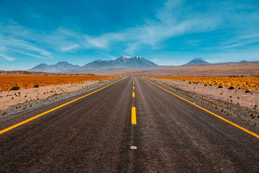 empty gray asphalt road between desert, mountain, highland, cloud, HD wallpaper