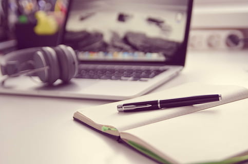 MacBook Pro near black click pen and notebook, keyboard, apple HD wallpaper