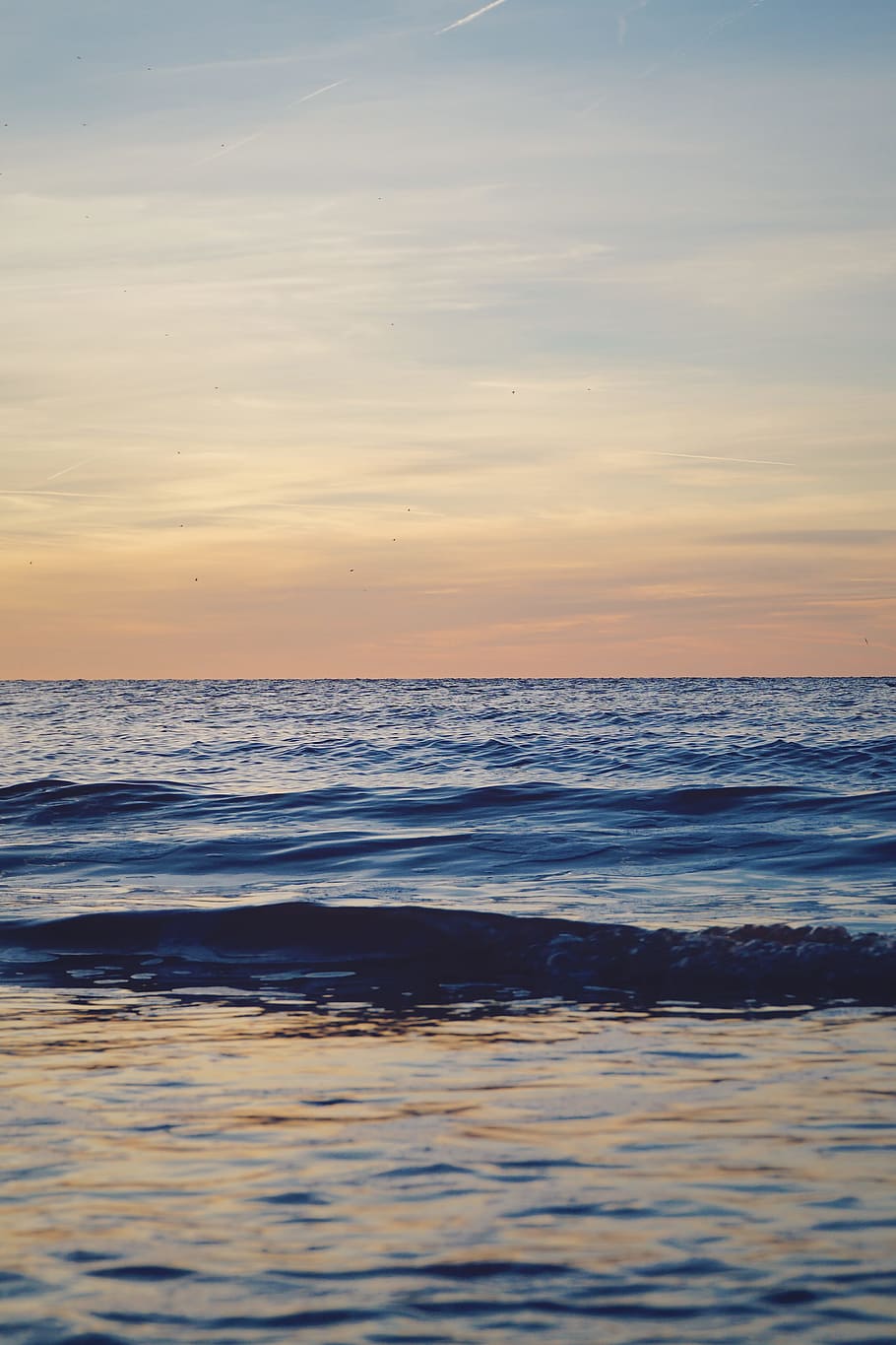 body of water under blue sky, body of water across horizon during daytime HD wallpaper