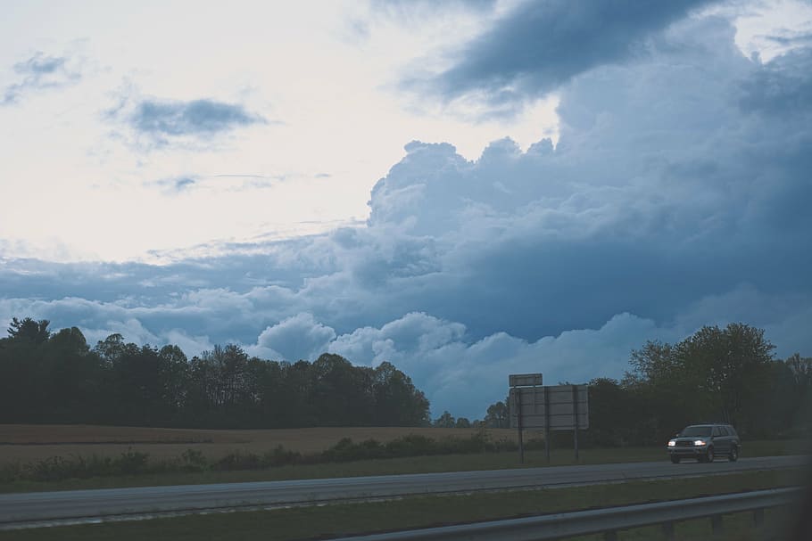 gray SUV passing by road under cloudy sky, long, exposure, photo HD wallpaper