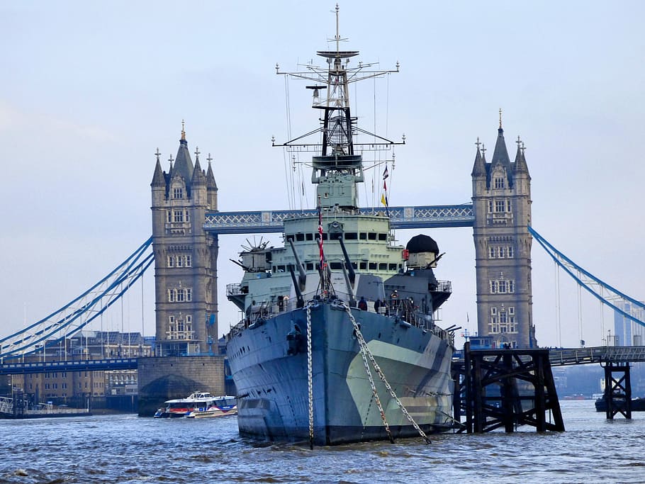white and gray ship crossing Tower Bridge, London at daytime, HD wallpaper