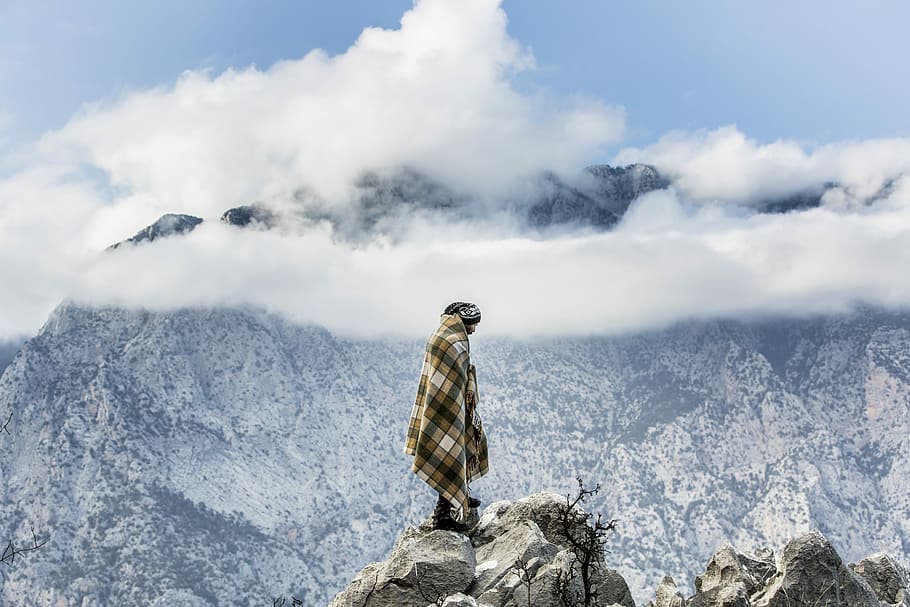 man standing on mountain, person standing on cliff, outdoor, cloud HD wallpaper