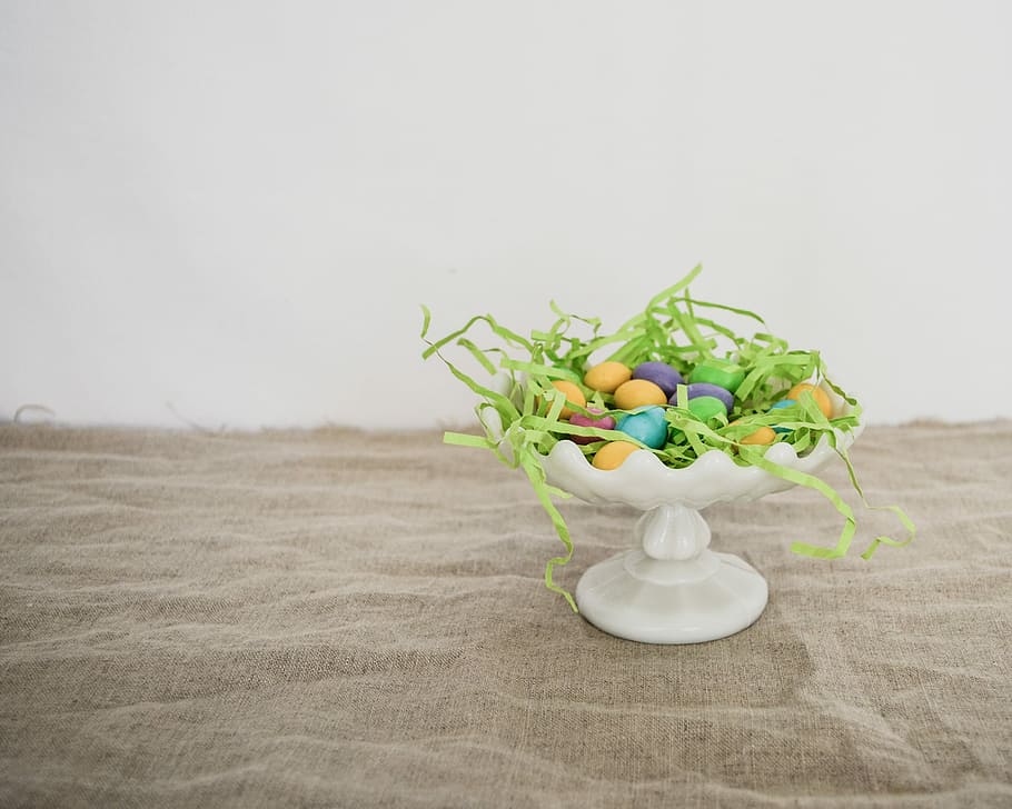 white ceramic footed bowl, Easter egg on bowl with stand, grass HD wallpaper
