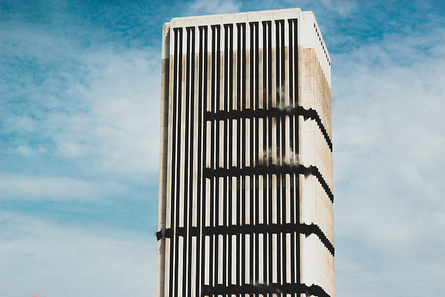 white concrete building, black and white high-rise building, architecture HD wallpaper