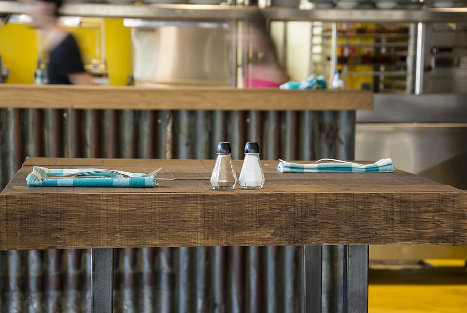 salt and pepper shakers on brown kitchen table, salt and pepper shakers on the table HD wallpaper