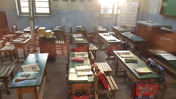 desk with books and bags inside classroom, memory, elementary school HD wallpaper
