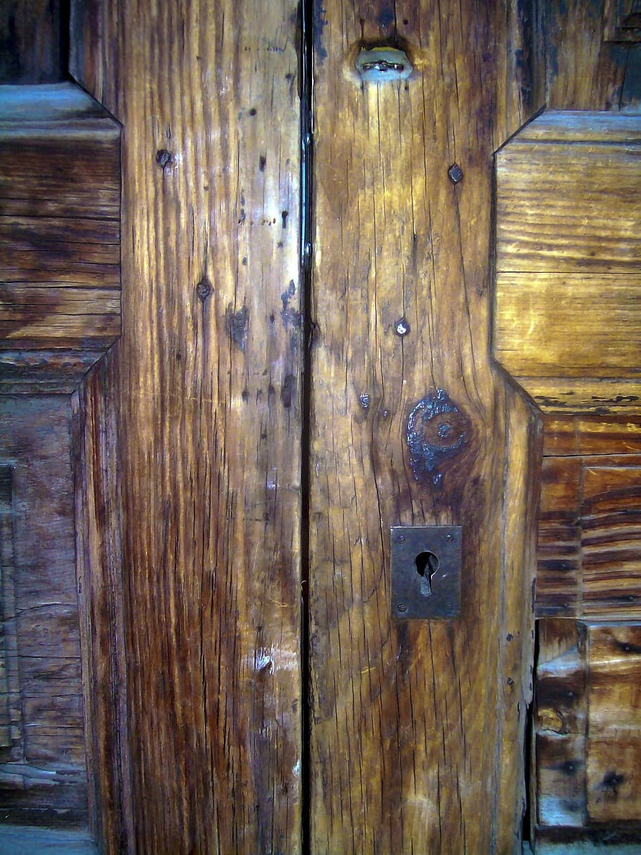old door, elder, wood, time, lock, people, soledad, cracks HD wallpaper