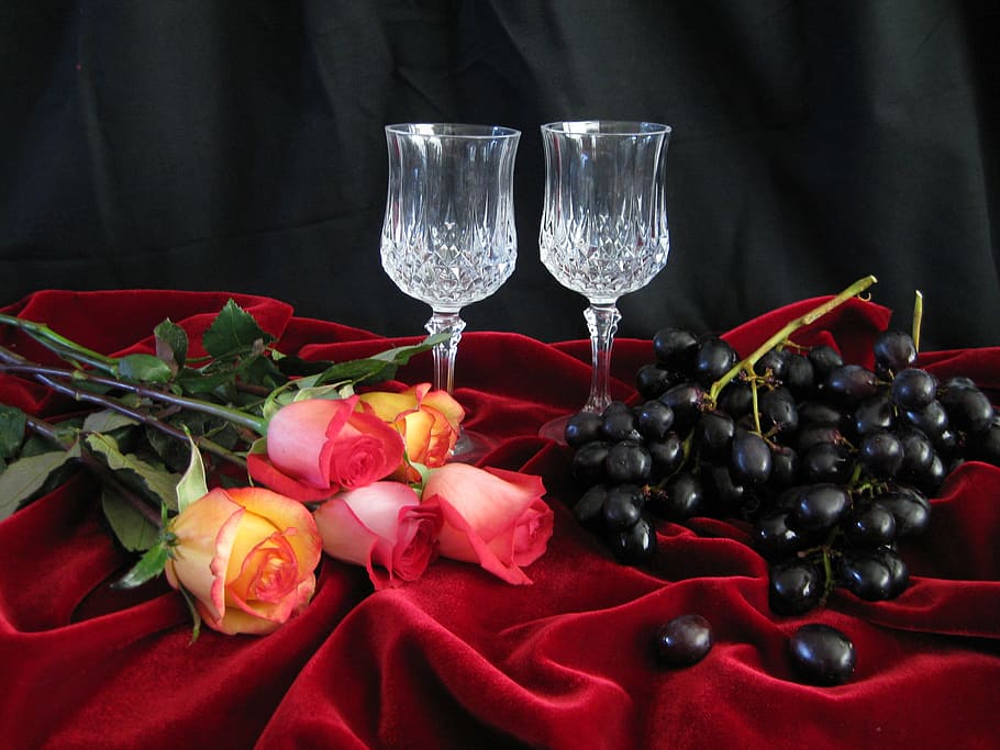 three pink and two yellow roses; blackberry lot; two clear footed drinking glasses, HD wallpaper