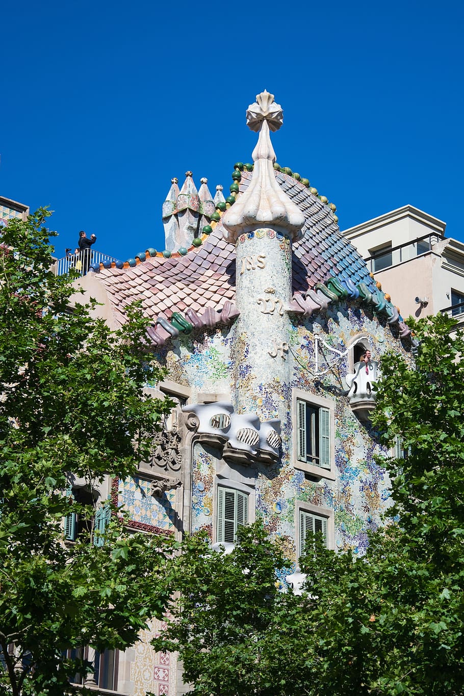 white concrete house, fun, spain, barcelona, architecture, gaudí HD wallpaper