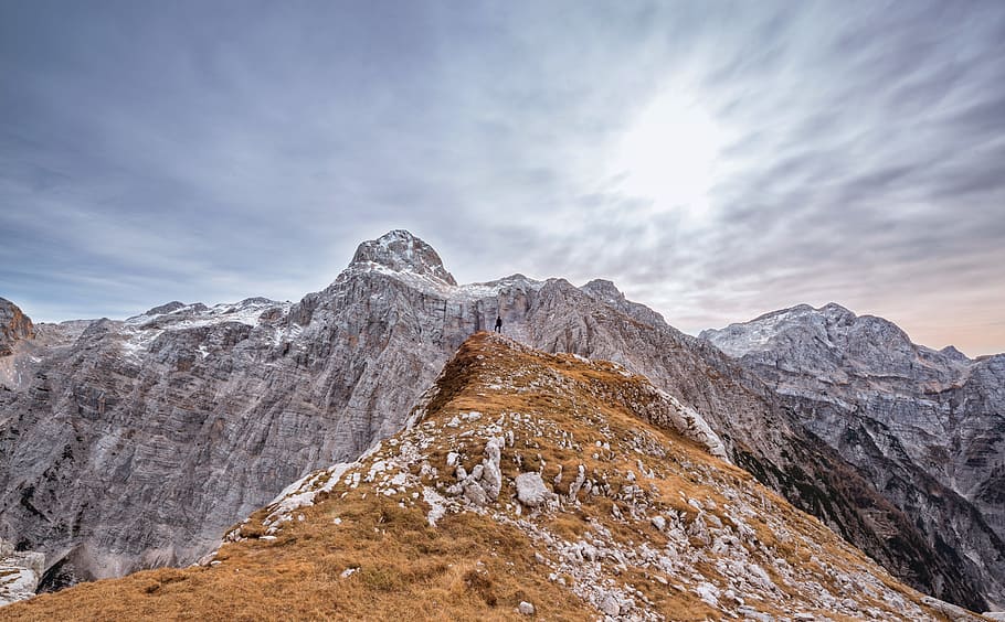 landscape photography of gray and brown mountains, mountain under gray sky during daytime HD wallpaper