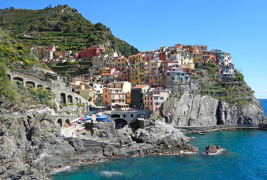 Pink Painted House Near Beach, architecture, bay, boat, cinque terre HD wallpaper
