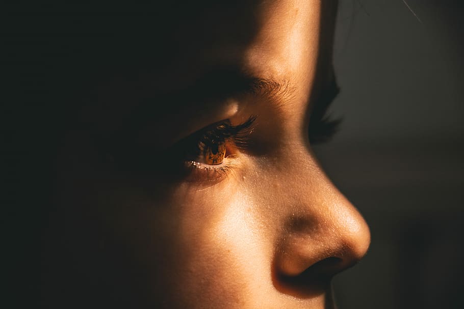 beam of light on person's face, toddler peeking on a hole, sunlight HD wallpaper