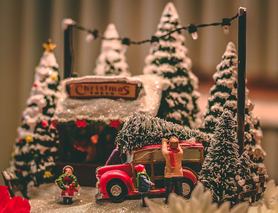 pine cone on top of red vehicle Christmas table decor, man standing near car with Christmas tree on roof miniature scene, HD wallpaper