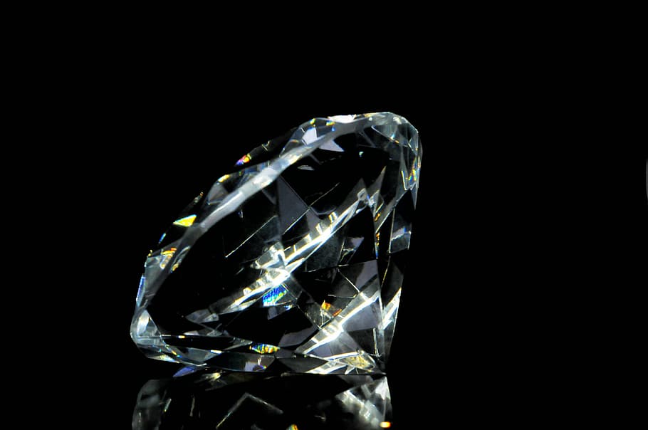 macro photography of clear gemstone, diamond, precious stone