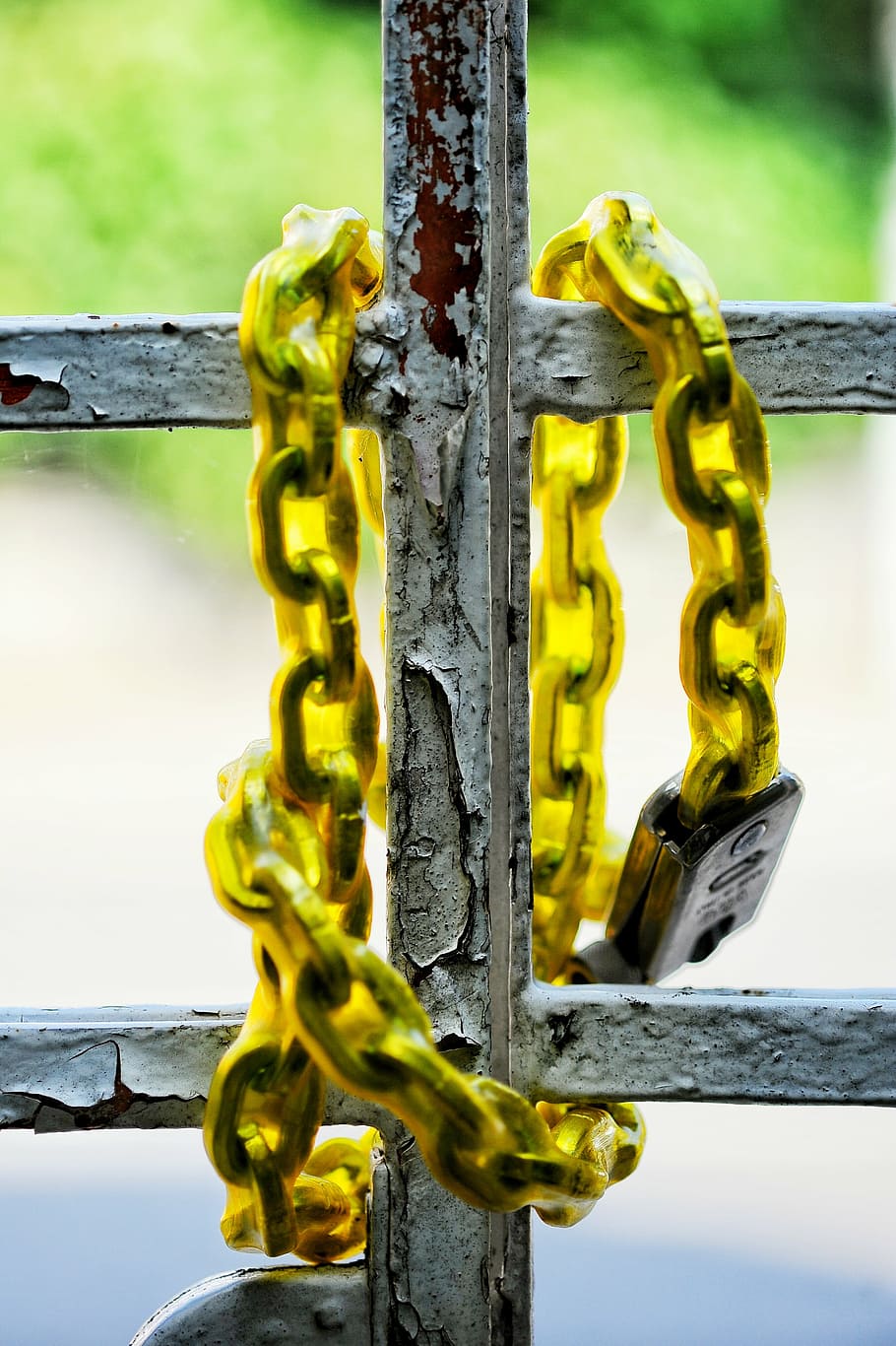 iron, rust, texture, paint, chain, padlock, gate, yellow, closed HD wallpaper