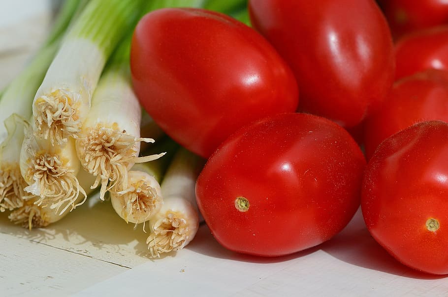 tomatoes, spring onions, vegetables, healthy, vitamins, frisch HD wallpaper
