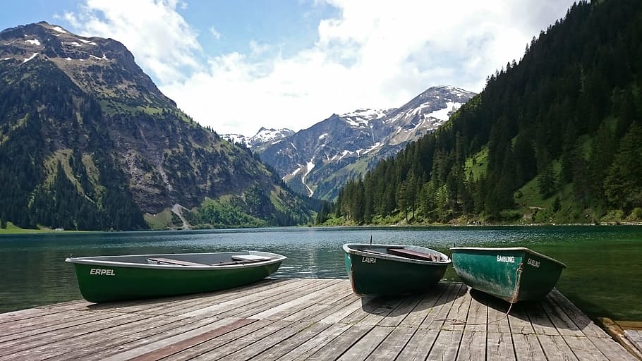 three green canoe boats on brown wooden dock beside body of water near mountains, HD wallpaper